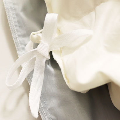 紐（通常は留め具はありません）