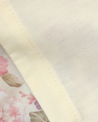 複雑な柄で、薄い色でも透けにくい