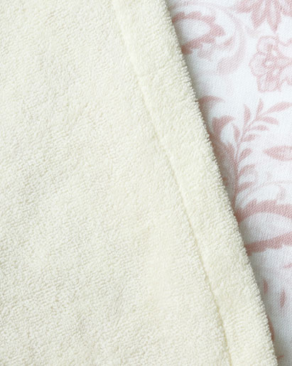 ミルクなどの薄い色はほんのり下の色がわかるくらいの透け感があります