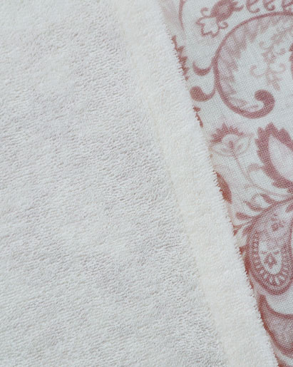 オフホワイトなどの薄い色はわずかに透け感があります