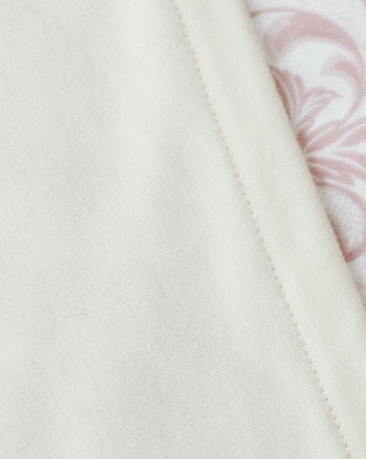 生成りなどの薄い色は若干の透け感があります