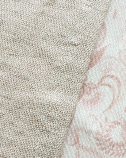 経糸横糸の色が違う複雑なシャンブレーで、柄の透け感は少な目です