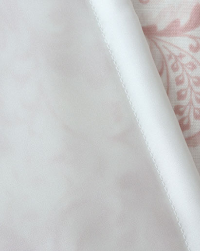 複雑な柄で、薄い色でも透けにくい