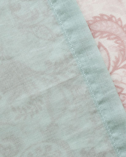 軽くて薄い生地なので、透け感があります