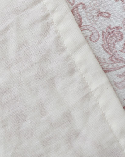 薄い色は、少し透け感があります