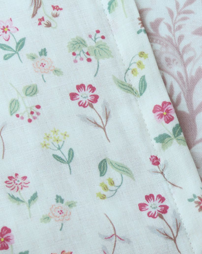 複雑な柄で、薄い色でも透けにくい