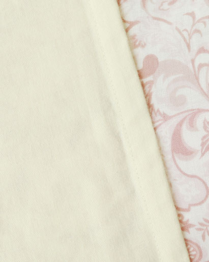 ミルクなどの薄い色はほんのり下の色がわかるくらいの透け感があります