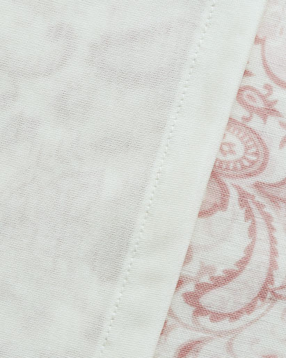 アイボリーでの透け感です。薄い色だと透け感が目立ちます