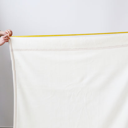 端から端までを直線距離で計測して下さい