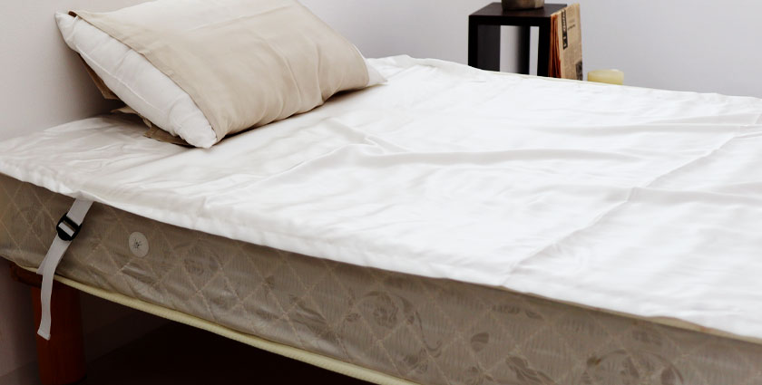 シルクサテン敷きシーツ